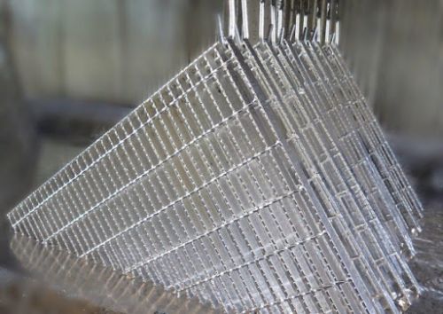 نقش پوشش گالوانیزه در افزایش طول عمر گریتینگ